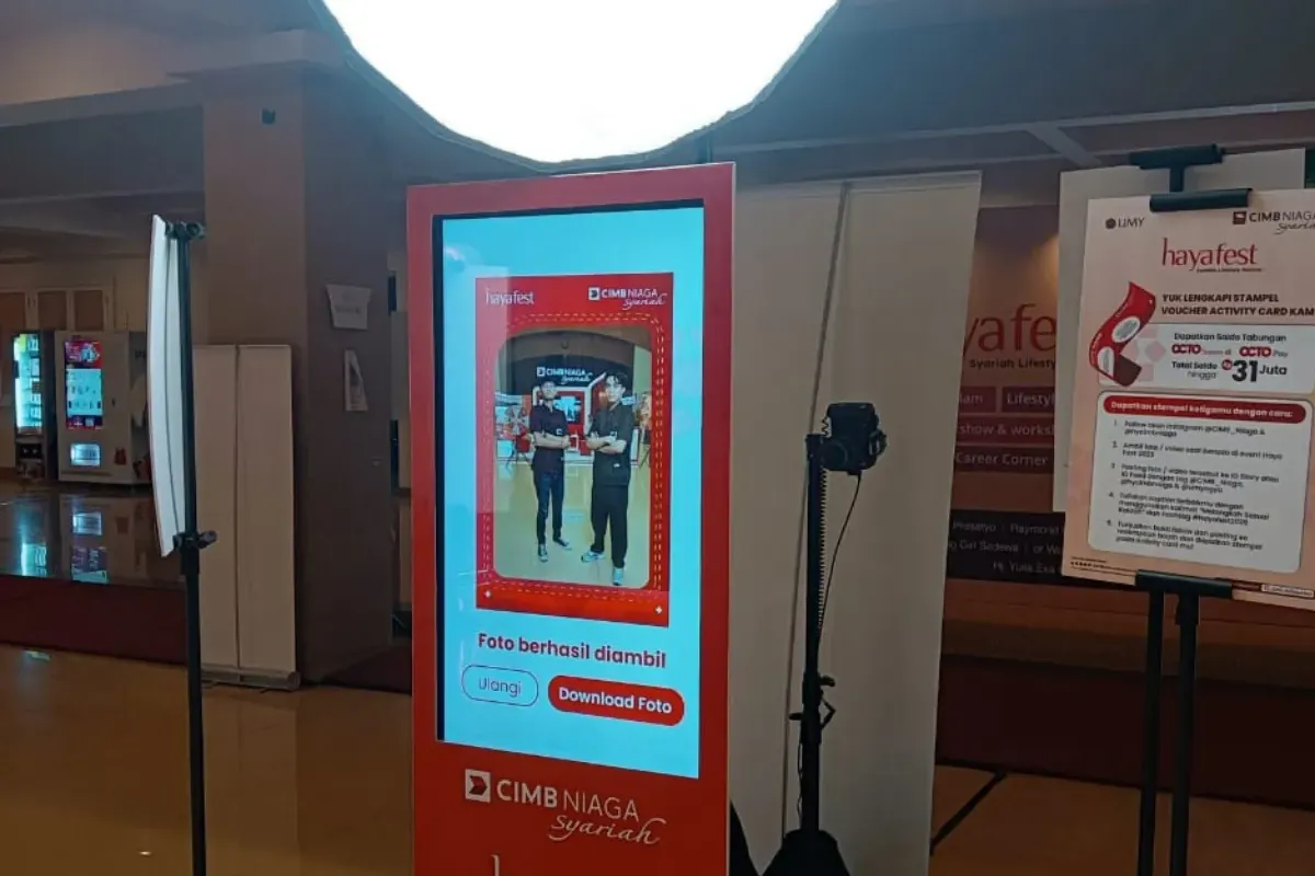 Swipeable digital signage promo content combined with photobooth activity for CIMB Niaga Syariah brand activation