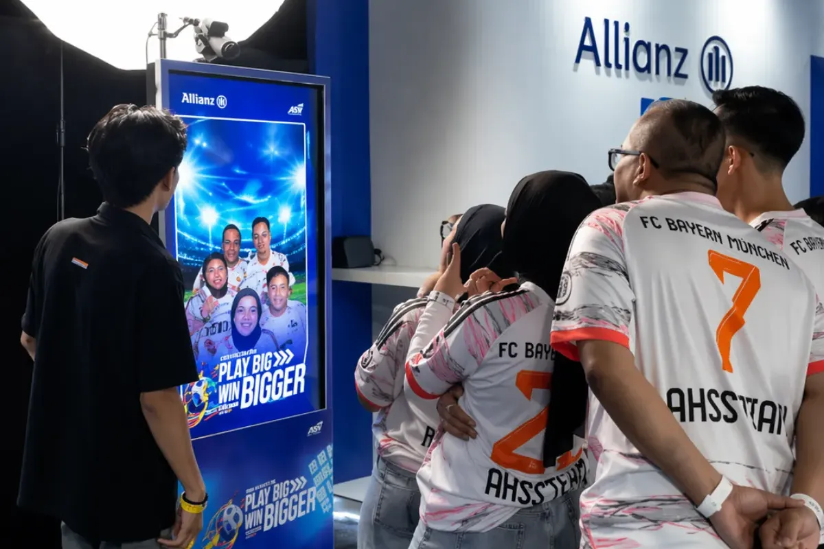 Football-themed photobooth with background removal and three-LED real-time display output