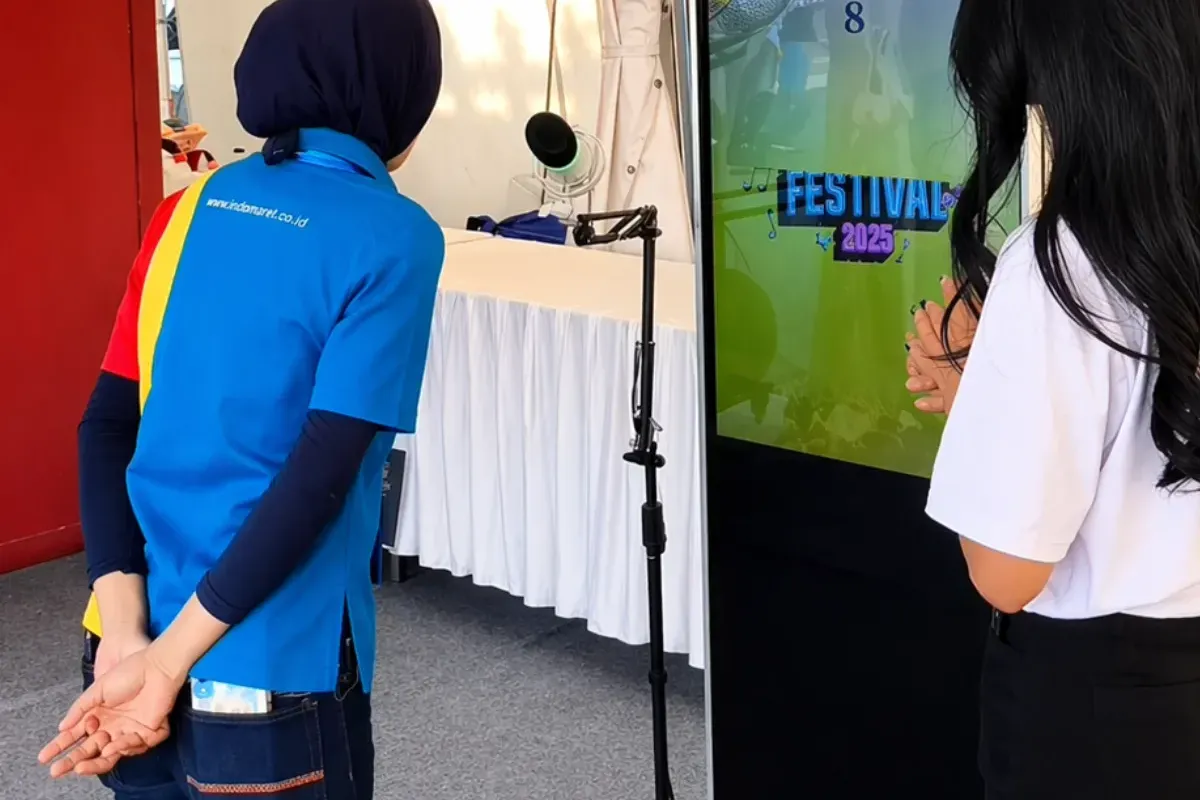 Participants shouting into a microphone during the Scream Game event activity