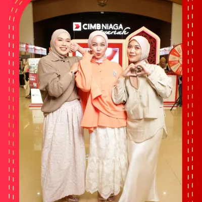 Participants posing in front of the Hayafest CIMB Niaga Syariah branded photobooth after exploring promo awareness content on the interactive display