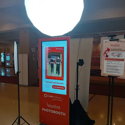 CIMB Niaga Syariah interactive photobooth screen showing the captured photo result and QR code download flow for Hayafest visitors