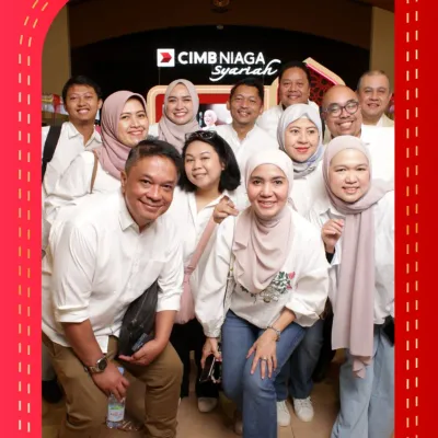 Group of Hayafest visitors taking a branded photo with the CIMB Niaga Syariah interactive photobooth activation